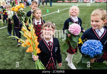 (200930) -- PEKING, 30. September 2020 (Xinhua) -- Kinder nehmen am 1. September 2020 an der Eröffnungszeremonie mit Blumensträußen Teil, die den Beginn eines neuen Schuljahres im Vilnius Fabijoniskiu Gymnasium in Vilnius, Litauen, markiert. (Foto von Alfredas Pliadis/Xinhua) Stockfoto