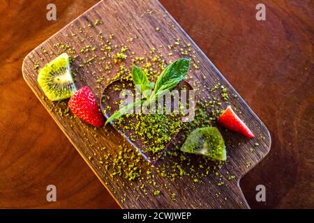Herzförmige Schokoladendessert Stockfoto