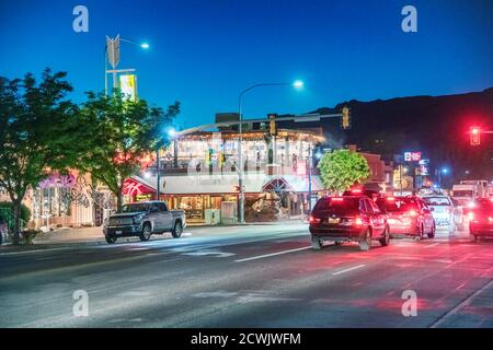 MOAB, UT - 23. JUNI 2018: Straßenverkehr und Autos bei Nacht. Stockfoto