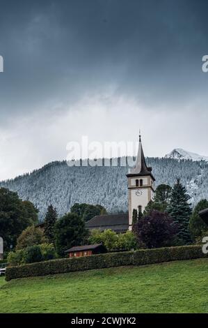 kirche von Grindelwald im Herbst mit ersten Schnee auf der Berge Stockfoto