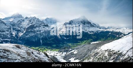 Panoramablick von Grindelwald-First über Wetterhorn, Schreckhorn und Eiger mit seiner Nordwand Stockfoto