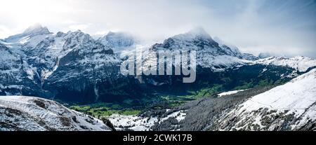 Panoramablick von Grindelwald-First über Wetterhorn, Schreckhorn und Eiger mit seiner Nordwand Stockfoto