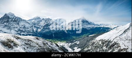 Panoramablick von Grindelwald-First über Wetterhorn, Schreckhorn und Eiger mit seiner Nordwand Stockfoto