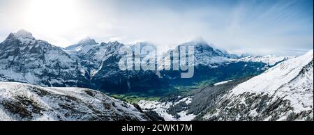 Panoramablick von Grindelwald-First über Wetterhorn, Schreckhorn und Eiger mit seiner Nordwand Stockfoto