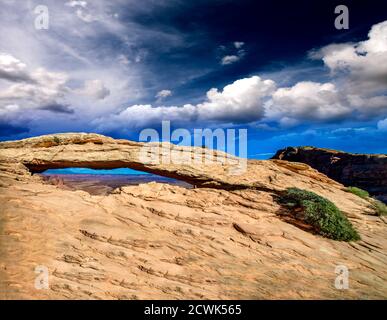 Mesa Arch an einem schönen Sommertag, Canyonlands. Stockfoto