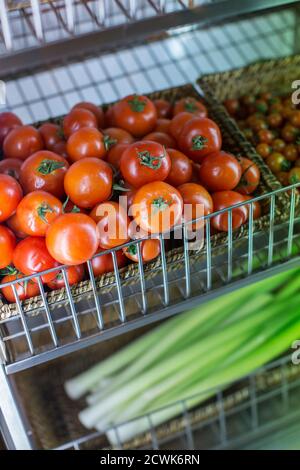 Rote Tomate im Supermarkt Stockfoto