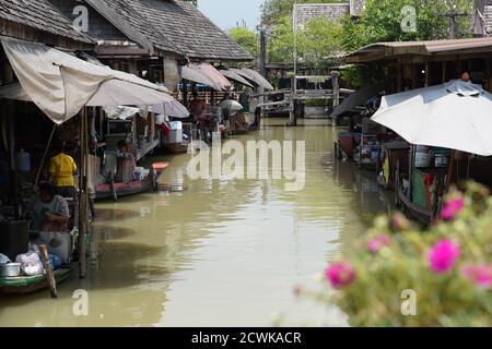 Wassermarkt und Tempel in Thailand Stockfoto