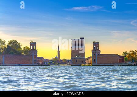 Venezianisches Arsenal oder Arsenale di Venezia Hauptwassertor aus venezianischer Lagune mit Torre dell'Arsenale Turmgebäude in Venedig Stadt Castello Sestiere, Abend Sonnenuntergang Ansicht, Venetien Region, Italien Stockfoto