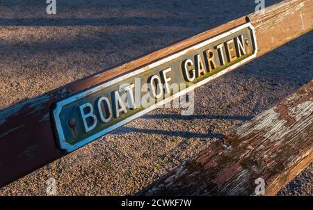 Ein Schild auf einer Bank am Bahnhof im kleinen Dorf Boat of Garten in Badenoch und Strathspey in den Highlands of Scotland, UK Stockfoto