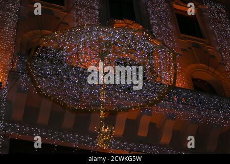 Blick auf die Fashion Street mit Weihnachtsdekoration in der Innenstadt von Budapest Nacht in Ungarn Stockfoto