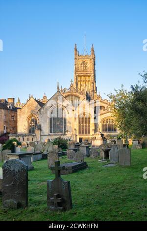 Die Kirche des heiligen Johannes des Täufers aus dem Garten der Erinnerung bei Sonnenaufgang im Herbst. Cirencester, Cotswolds, Gloucestershire, England Stockfoto