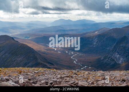 Der Pass des Larig Ghru vom Pfad des Berges Ben Macdui aus gesehen, einem munro in der Nähe des Cairngorm Ski Centre in Aviemore, Schottland, Großbritannien Stockfoto