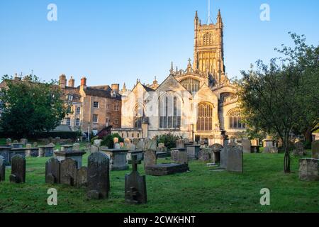 Die Kirche des heiligen Johannes des Täufers aus dem Garten der Erinnerung bei Sonnenaufgang im Herbst. Cirencester, Cotswolds, Gloucestershire, England Stockfoto