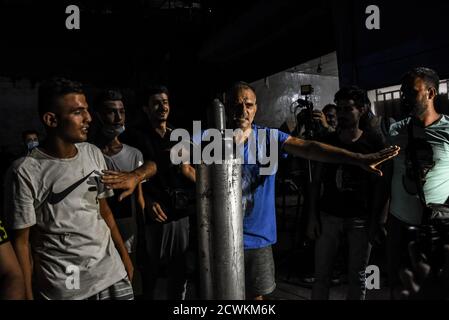 Beirut, Libanon, 29. September 2020. Ein Einheimischer scherzt, dass ein Sauerstofftank für das Schneiden von Oxyfuel-Metall eine Rakete ist, die in einer Metallschneidefabrik in Beirut, Jnah, jederzeit explodieren könnte, behauptet der israelische Ministerpräsident Benjamin Netanjahu, ein Waffenlager der Hisbollah zu sein. Elizabeth Fitt Kredit: Elizabeth Fitt/Alamy Live News Stockfoto