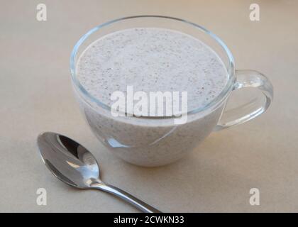 Glas griechischer Joghurt mit zerkleinerten Leinsamen Stockfoto