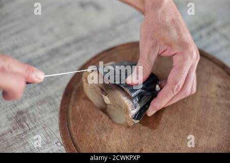 Hände Machen Gesalzene Bonito Stockfoto