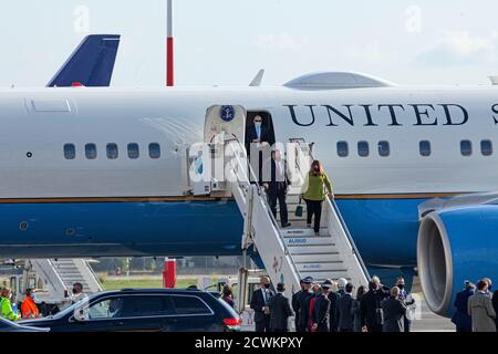 Rom. Der US-Außenminister Michael Pompeo landet bei einem offiziellen Besuch in der Hauptstadt am Flughafen Ciampino. Im Bild Michael Pompeo und seine Frau Susan (Claudio Sisto/Fotograf, Rom - 2020-09-30) p.s. la foto e' utilizzabile nel rispetto del contesto in cui e' stata scattata, e senza intento diffamatorio del decoro delle persone rapresentate Stockfoto