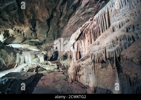 Im Inneren der Cheddar Caves in Somerset. Die verfügbare Lichtanzeige kann laut sein. 20. September Longleat Enterprises sagte, dass Cheddar Caves abd Gorge woul wäre Stockfoto