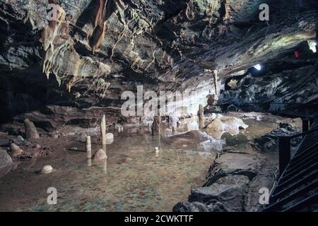 Besucher haben Münzen für Glück in die Gewässer der Cheddar Caves in Somerset geworfen. Die verfügbare Lichtanzeige kann laut sein. 20. September Longleat en Stockfoto