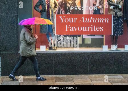 Preston, Lancashire. Wetter in Großbritannien. September 2020. Starke Winde und starker Regen begrüßen die Einkäufer im Stadtzentrum von Marks & Spencers im Nordwesten. Central Lancashire ist das Epi-Zentrum von Covid 19 Wiederaufleben mit einer hohen Übertragungsrate des Virus, und schwere Einschränkungen sind in Kraft, die den Verkehr und Zugang im Central Business District. Kredit; MediaWorldImages/AlamyLiveNews. Stockfoto