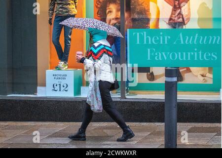 Preston, Lancashire. Wetter in Großbritannien. September 2020. Starke Winde und starker Regen begrüßen die Einkäufer im Stadtzentrum von Marks & Spencers im Nordwesten. Central Lancashire ist das Epi-Zentrum von Covid 19 Wiederaufleben mit einer hohen Übertragungsrate des Virus, und schwere Einschränkungen sind in Kraft, die den Verkehr und Zugang im Central Business District. Kredit; MediaWorldImages/AlamyLiveNews. Stockfoto