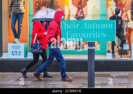 Preston, Lancashire. Wetter in Großbritannien. September 2020. Starke Winde und starker Regen begrüßen die Einkäufer im Stadtzentrum von Marks & Spencers im Nordwesten. Central Lancashire ist das Epi-Zentrum von Covid 19 Wiederaufleben mit einer hohen Übertragungsrate des Virus, und schwere Einschränkungen sind in Kraft, die den Verkehr und Zugang im Central Business District. Kredit; MediaWorldImages/AlamyLiveNews. Stockfoto