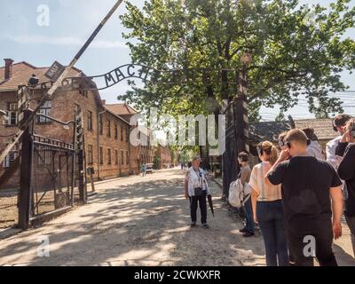 Oświęcim, Polen - 05. Juni 2019: Holocaust-Gedenkmuseum. Das Haupttor des Konzentrationslagers Auschwitz mit der Aufschrift macht Sie fre Stockfoto