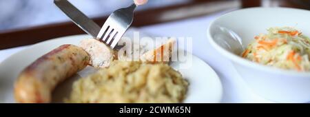 Würstchenform und mit Salat aus der Nähe garnieren. Stockfoto