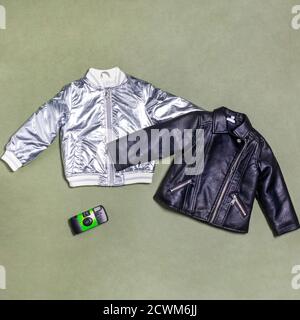 Glänzend weiß und schwarz Frau Jacke isoliert Stockfoto