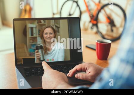 Videoanruf. Arbeiten von zu Hause aus mit einer Webcam, um mit Kollegen zu kommunizieren. Stockfoto