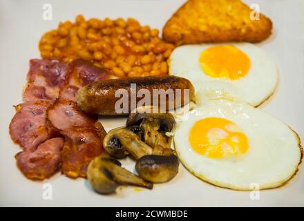 Frühstück mit Eiern und Würstchen Stockfoto