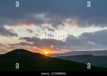 Sonnenuntergang über Castell Crugerydd (Crug Eryr Castle), die Überreste einer normannischen Motte und einer Burg, die 1150 erbaut wurde. Es liegt an der A44 westlich von New Radnor Stockfoto
