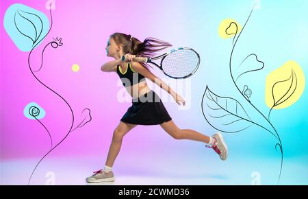 Kleines Tennismädchen in schwarzer Sportbekleidung isoliert auf modern illustriertem Hintergrund. Kaukasischen Sport-Kind Training in Bewegung und Aktion. Sport, Bewegung, Kindheit, Werbekonzept. Linienkunst. Copyspace. Stockfoto