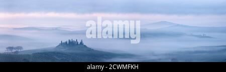 Blick in der Morgendämmerung über "das Belvedere" (toskanisches Bauernhaus) und das Val d'Orcia, in der Nähe von San Quirico d'Orcia, Val d'Orcia Toskana, Italien, Europa Stockfoto