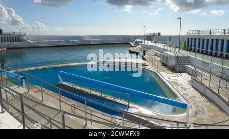 Penzance, Cornwall, Großbritannien. September 2020. Geothermie-Pool, das erste seiner Art in Großbritannien. Baden Sie in natürlichem Salzwasser, das durch unseren eigenen geothermischen Brunnen auf 35 Grad erhitzt wird. https://jubileepool.co.uk/pool-info/geothermal/ Credit: kathleen white/Alamy Live News Stockfoto