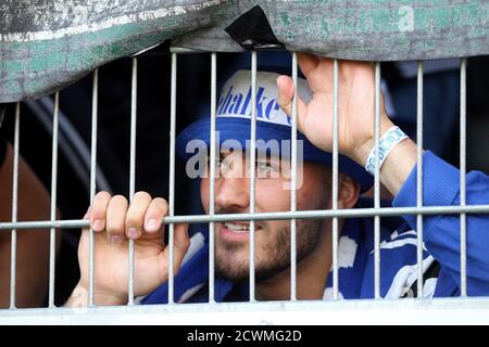 Ingolstadt, Deutschland. 20. Mai 2017. firo: 20.05.2017 Fußball, Saison 2016/2017 1. Bundesliga: FC Ingolstadt - FC Schalke 04, 1: 1, Sead KOLASINAC, FC Schalke 04, als Fan im Block, Fankleidung, Geste, Mimik, Lachen, Freude, - Nutzung weltweit Credit: dpa/Alamy Live News Stockfoto