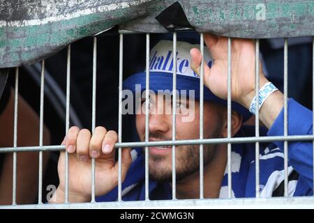 Ingolstadt, Deutschland. 20. Mai 2017. firo: 20.05.2017 Fußball, Saison 2016/2017 1. Bundesliga: FC Ingolstadt - FC Schalke 04, Sead KOLASINAC, FC Schalke 04, Portrait, Gesichtsausdruck, Fan, Zaun, lacht, Freude, zur weltweiten Nutzung Quelle: dpa/Alamy Live News Stockfoto