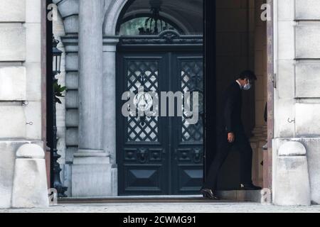 Brüssel, Belgien. September 2020. Finanzminister Alexander De Croo und Vorsitzender der Sozialistischen Partei Paul Magnette posieren mit Belgiens König Philippe vor einem Treffen im Königlichen Palast. Quelle: ALEXANDROS MICHAILIDIS/Alamy Live News Stockfoto