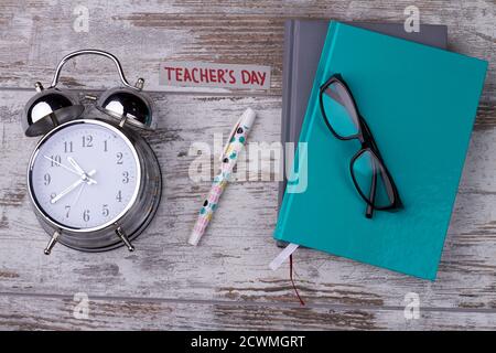 Stillleben der Schulsachen für glücklichen Tag des Lehrers. Stockfoto