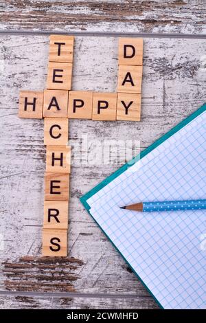 Buchstabenwürfel bilden bis glücklich Tag des Lehrers. Stockfoto