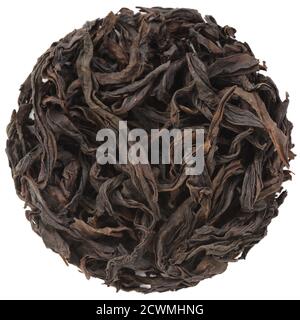 Chinesische geröstete Tee Da Hong Pao Big Red Robe Wu Yi Shan Rock Oolong Tee in runder Form isoliert auf Weißer Hintergrund Stockfoto