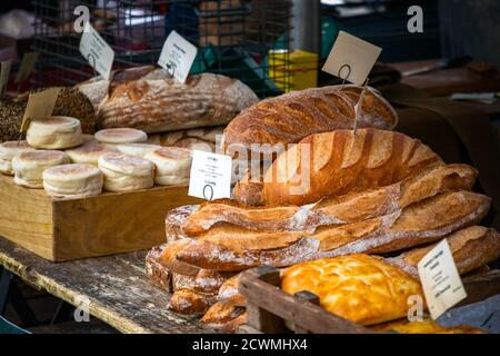 Frische Sauerteig-Brote auf dem Real Food Market Kings Cross in London Stockfoto