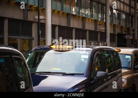 Schwarze Londoner Taxis stehen vor dem Taxistand für Kunden Kings Cross Station Stockfoto