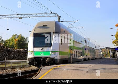 Moderne VR Group Intercity elektrische 2-stöckige Personenzug am Bahnhof Salo Plattform bereit zu verlassen. Salo, Finnland. September 27, 2020. Stockfoto