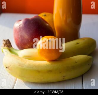 Frisches Obst und Saft auf dem Holztisch Stockfoto