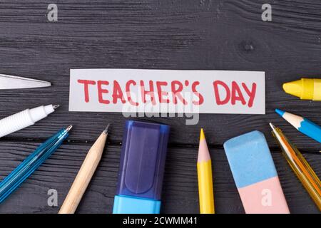 Lehrertagskonzept mit Schreibwaren-Accessoires. Stockfoto