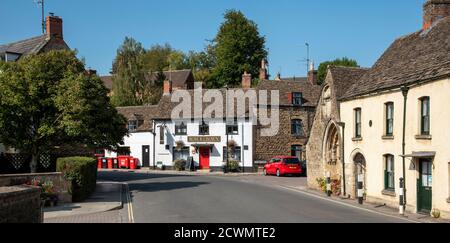 Malmesbury, Wiltshire, England, Großbritannien. 2020. Ein mittelalterlicher Torbogen aus dem 12. Jahrhundert, der früher Teil des Krankenhauses von Johannes dem Täufer mit 17. u.z. war Stockfoto