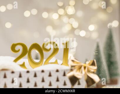 Zahlen 2021 auf Golden Bokeh Hintergrund Neujahr Stimmung, Weihnachten, Grußkarte, Neujahr Hintergrund Stockfoto