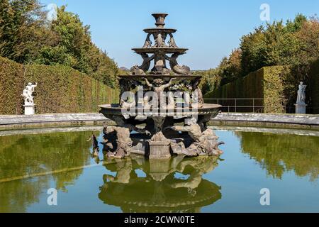 Pyramidenbrunnen in den Gärten von Versailles - Frankreich Stockfoto