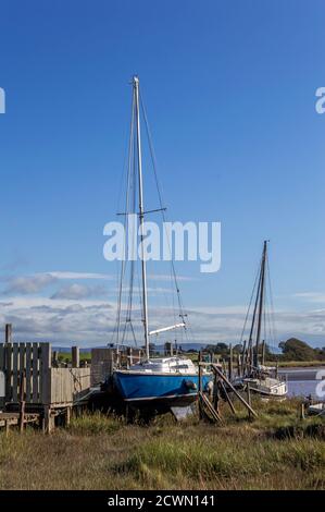 Boote, die an einem sonnigen Tag am Fluss festgemacht wurden Stockfoto
